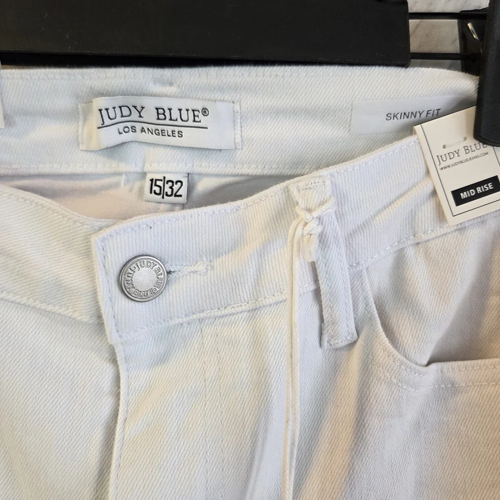 NWT Judy Blue Women's White Cropped Jeans - Picture 2 of 7